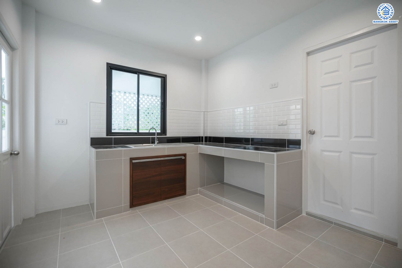 บ้านมือสองตกแต่งใหม่ แบรนด์ LH โครงการ ชัยพฤกษ์ บางบัวทอง หลังใหญ่ วิวสวนสาธารณะ เนื้อที่ 55.5 ตร.ว. ฟังก์ชัน 3 ห้องนอน 3 ห้องน้ำ 1 ห้องแม่บ้าน จอดรถได้ 1 คัน พร้อม Facilities ครบครัน บนทำเลเดินทางสะดวก ติดถนนบางกรวย-ไทรน้อย ใกล้เซ็นทรัลเวสต์เกต และรถไฟฟ้าสายสีม่วง "สถานีบางพลู"